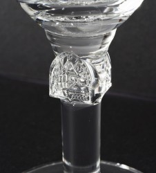 Pied du verre à bière Leffe 25 cl représente une décoration en relief rappelant l’abbaye