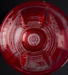 Au fond du verre à bière Budweiser "Bud" 25 cl un seau sur fond rouge