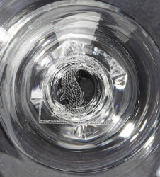 La lettre “L” gravée au fond du verre  à bière Leffe 25 cl